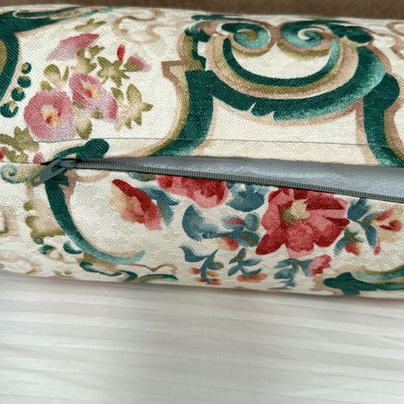 Two decorative floral accents throw pillows - Picture 8 of 11